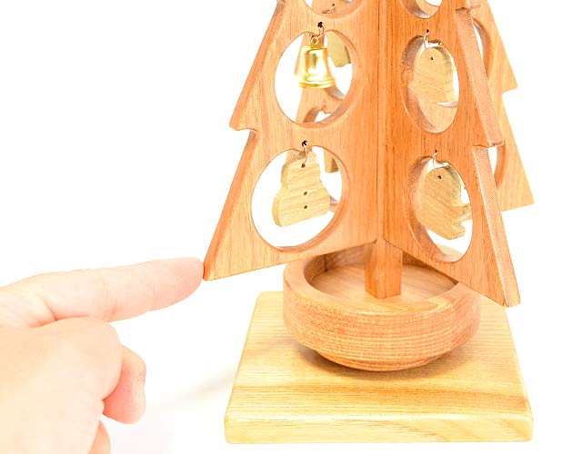 クルミの木でできたクリスマスツリー