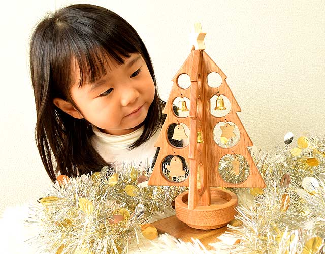 ナチュラルカラーのクリスマスツリー