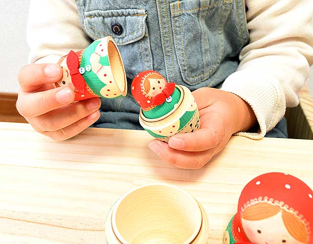 手のひらサイズの木製マトリョーシカ