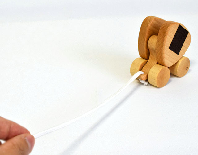 ひもを引っ張って遊ぶおもちゃ