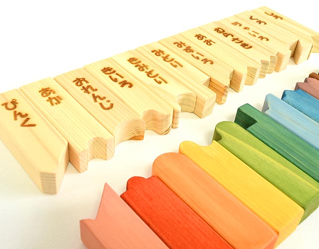 幾何認知や色彩感覚を育てる木のおもちゃ「色いろかたち」自然塗料で安心