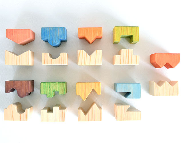 山型や波型など異なる形の木製パズル「カラフルキューブ」