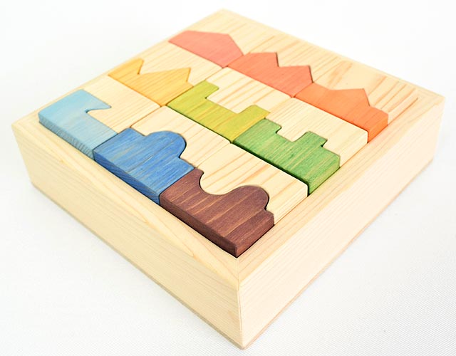 専用木箱に整然と並んだカラフルキューブ