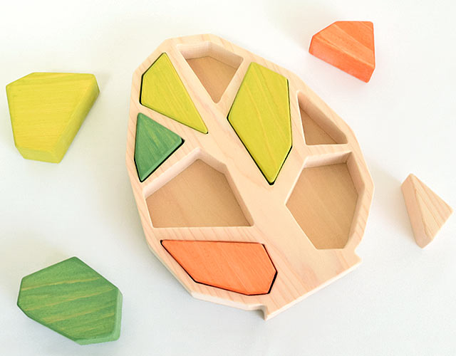 木のぬくもりとカラフルな葉の美しいデザイン