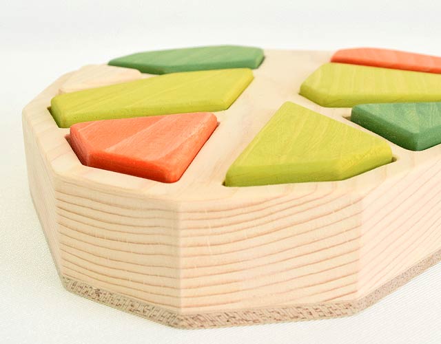 葉っぱをつまんで遊ぶ木の知育玩具