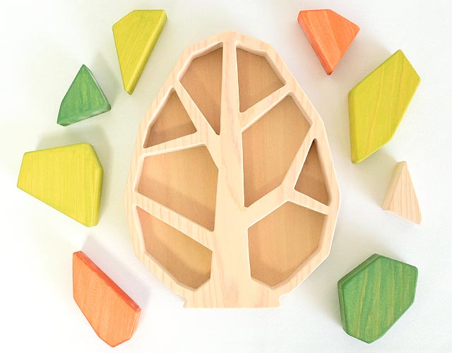 無塗装のヒノキ本体と色付き葉っぱのデザイン