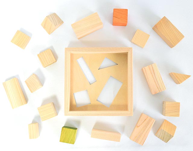 木箱入りの日本製知育玩具ちっちゃな積み木