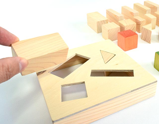 形合わせ遊びもできる18ピースの木の積み木